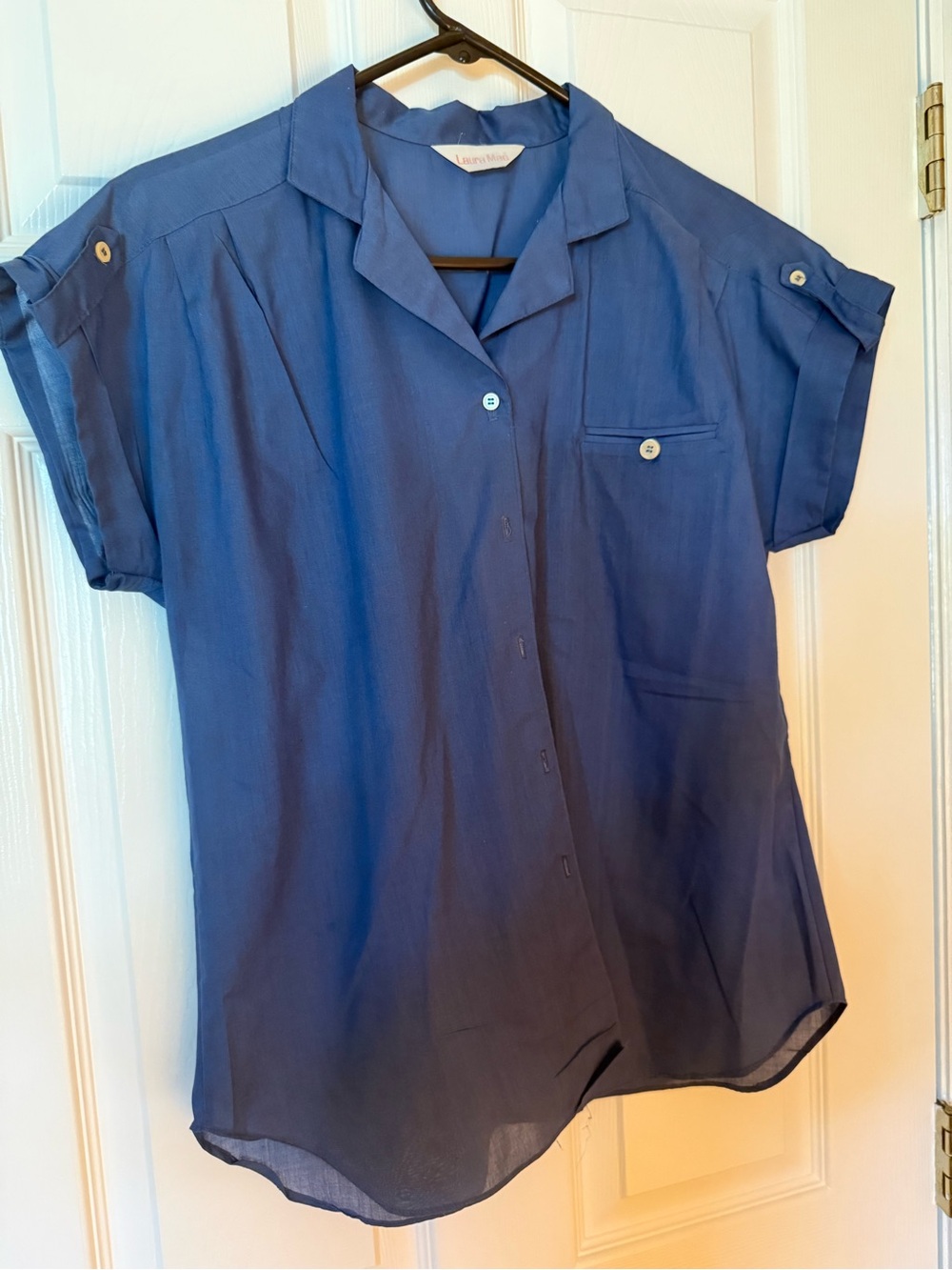 Laura Mae women’s medium Solid Blue Short-Sleeve Button-Down Shirt